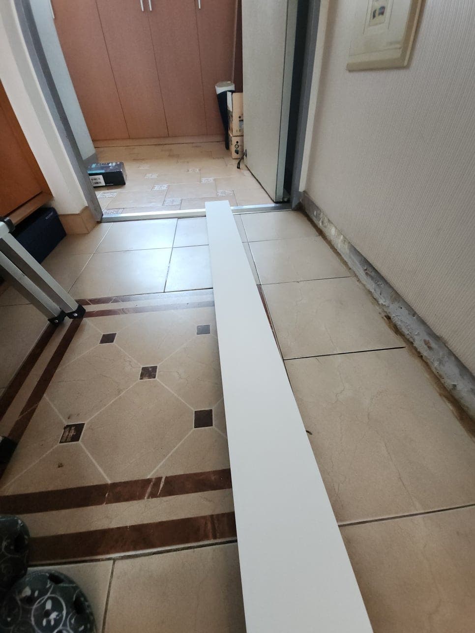 현관 몰딩 걸레받이 시공, 떨어진 자리를 깔끔한 흰색으로 완성 사진 1