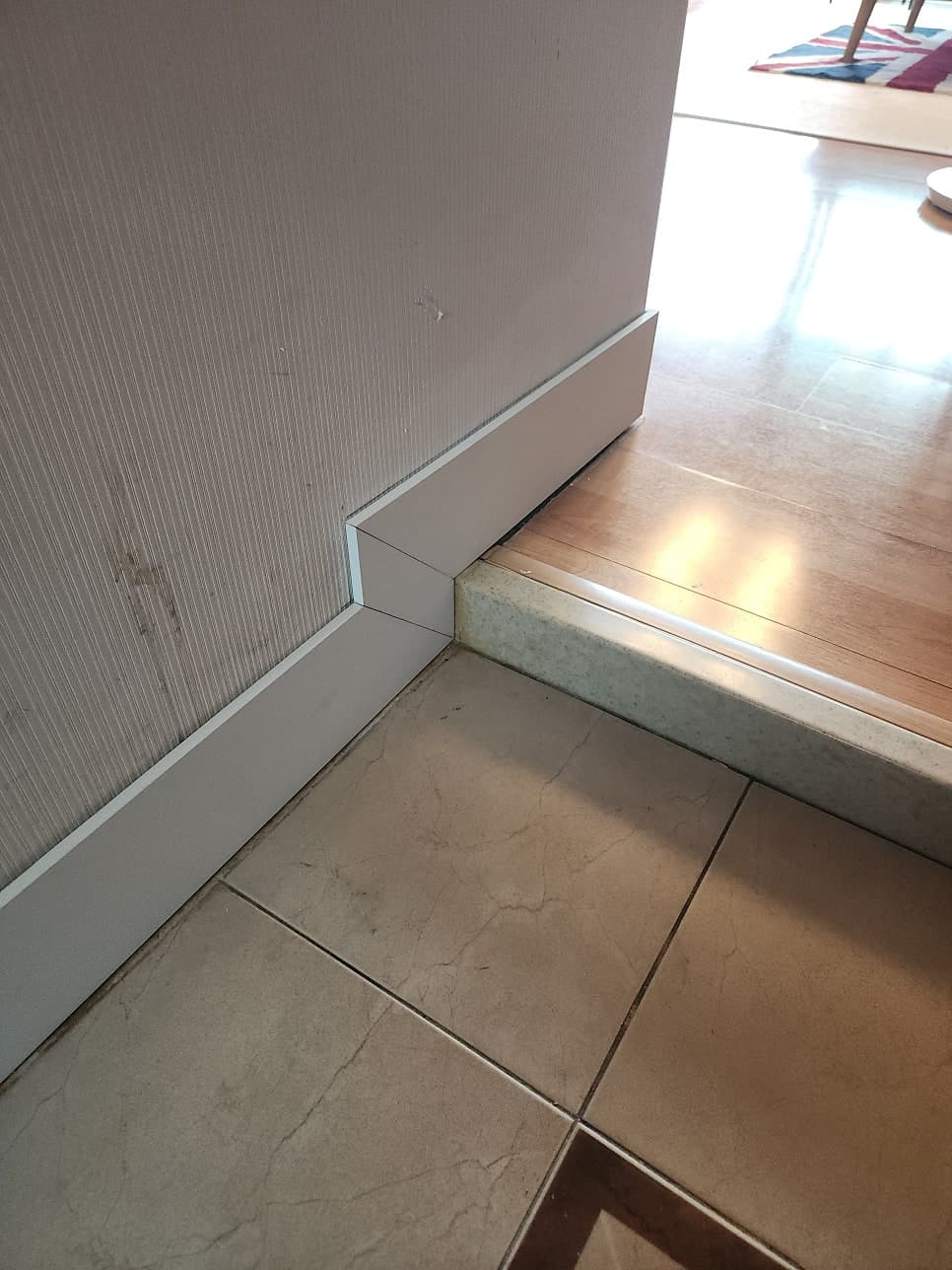 현관 몰딩 걸레받이 시공, 떨어진 자리를 깔끔한 흰색으로 완성 사진 2