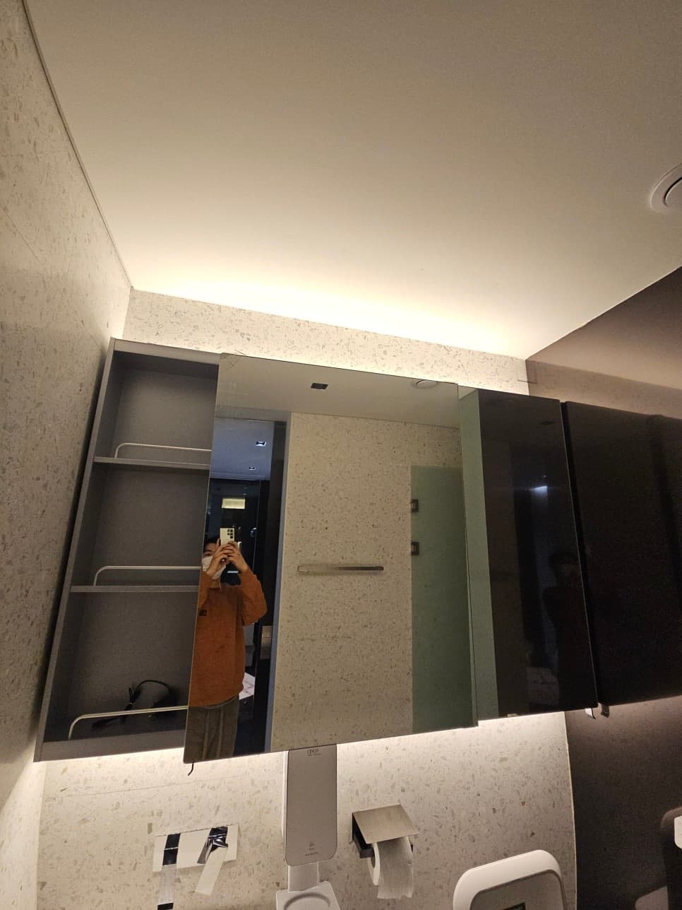 슬라이딩 거울장 교체, 모서리 깨짐으로 통째 교체한 화장실 완성 사진 2