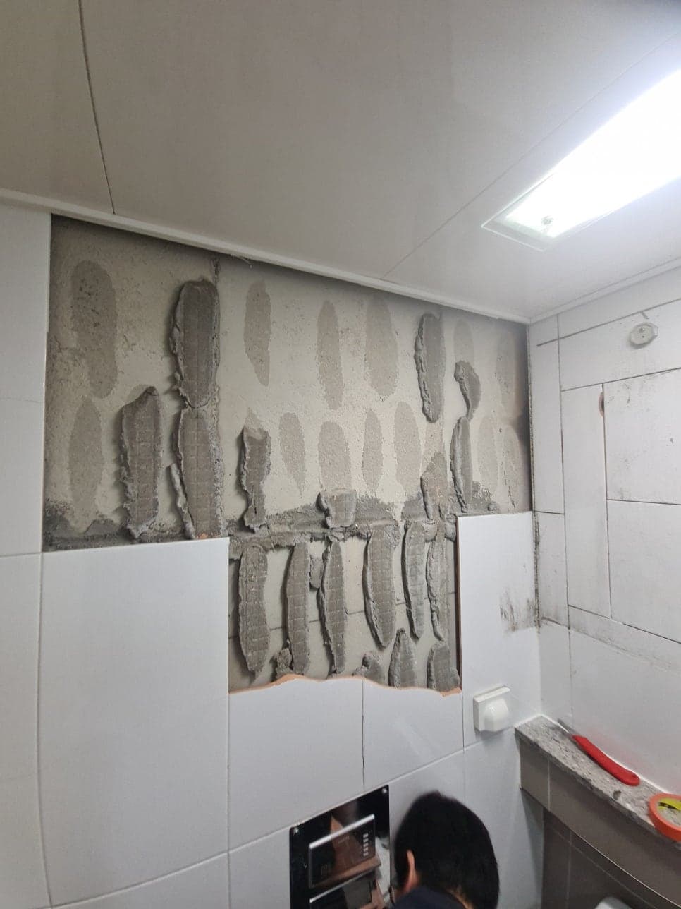 부천 화장실 깨진 타일 보수, 교체 없이 감쪽같이 완성 사진 2