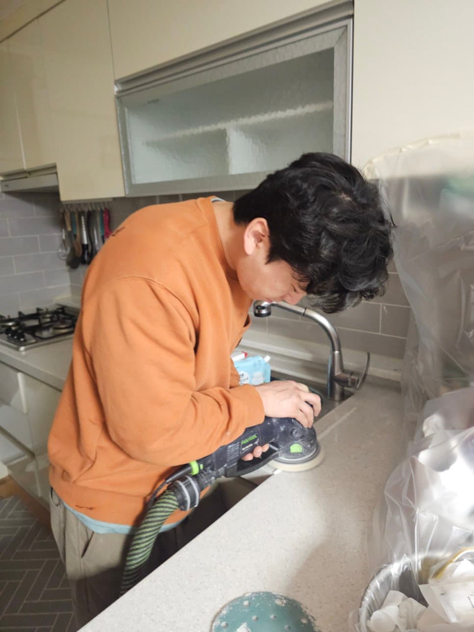 구로 인조대리석 크랙보수, 이음새 따라 길게 갈라진 균열 복원 완성 사진 2