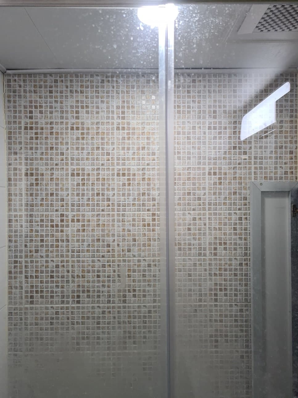 마포 샤워부스 쫄대 교체, 누렇게 변색된 마감재 정밀 재단으로 새것처럼 완성 사진 2